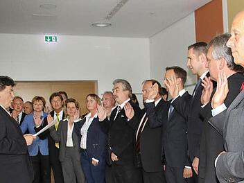 Ein erheblich verändertes Aussehen hat der Kulmbacher Kreistag in der neuen Legislaturperiode: Über ein Drittel der Kreisräte ist neu in das Gremium gewählt worden. Landrat Klaus Peter Söllner (links) vereidigt am Montag die 22 neuen Kreisräte.  Fotos: Stephan Tiroch