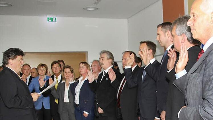 Ein erheblich verändertes Aussehen hat der Kulmbacher Kreistag in der neuen Legislaturperiode: Über ein Drittel der Kreisräte ist neu in das Gremium gewählt worden. Landrat Klaus Peter Söllner (links) vereidigt am Montag die 22 neuen Kreisräte.  Fotos: Stephan Tiroch