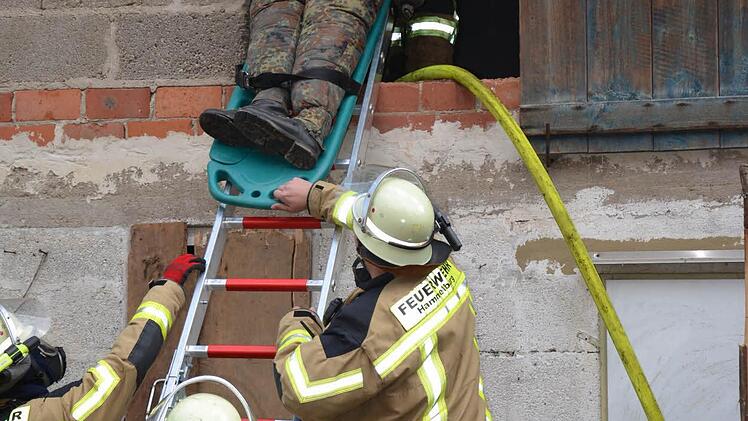 Fünf Vermisste sah das Szenario der Großübung vor. Sie waren nicht einfach zu finden. Wegen der echten Brandherde kamen nur Dummies (Puppen) zum Einsatz.   Foto: Jana Keul