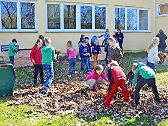 Die Pretzfelder Schüler tollen im Laub herum.  Foto: Roppelt
