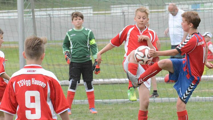 Fuß auf Fuß: Einbeinig kämpfen Joshua Albert von der SG Hausen (links) und Kevin Erhard von der JFG Wern-Lauertal um den Ball. Foto: ssp