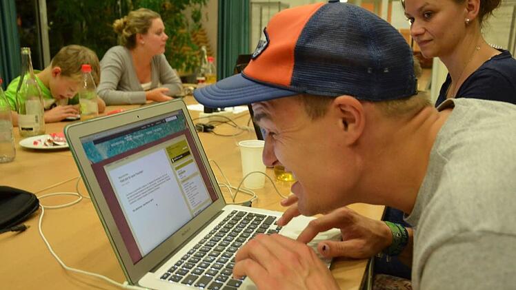 Jeden Abend treffen sich seit Beginn des Online-Votings junge Leute, um für ihren Heimatort abzustimmen. Foto: Wolfgang Back