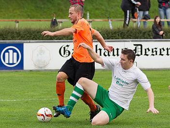 Mit seinem Doppelpack beim SV Friesen II erhöhte Andreas Böhnlein vom ASV Kleintettau (links, hier im Zweikampf mit Maximilian Sesselmann) sein Torkonto auf 13. Foto: Heinrich Weiß