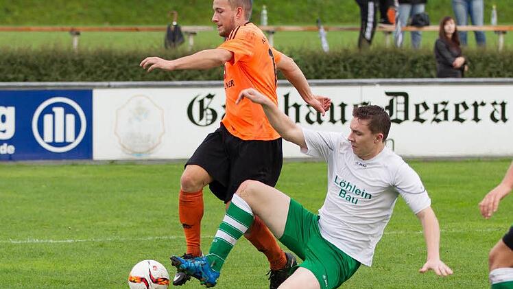 Mit seinem Doppelpack beim SV Friesen II erhöhte Andreas Böhnlein vom ASV Kleintettau (links, hier im Zweikampf mit Maximilian Sesselmann) sein Torkonto auf 13. Foto: Heinrich Weiß