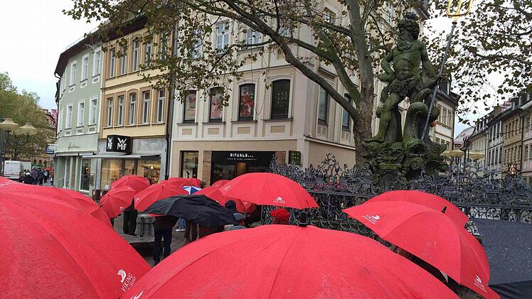 "Gefühlte Überfüllung", heißt es sinngemäß bei der Stadt. Das Bild zeigt eine Kreuzfahrergruppe bei Regen vor dem Gabelmann.  Archivbild: gg