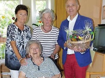 Unser Bild zeigt die Jubilarin Barbara Benker (sitzend) zusammen mit (stehend von links) den Schwestern Ursula Dründa, Maria Leonhard und Bürgermeister Franz Uome. Foto: Klaus-Peter Wulf