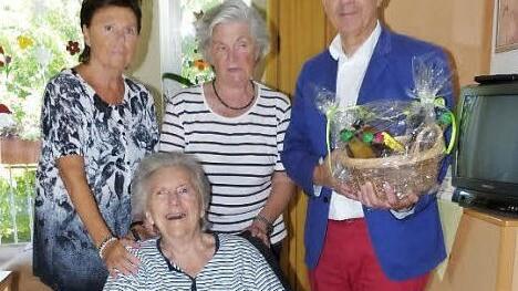 Unser Bild zeigt die Jubilarin Barbara Benker (sitzend) zusammen mit (stehend von links) den Schwestern Ursula Dründa, Maria Leonhard und Bürgermeister Franz Uome. Foto: Klaus-Peter Wulf