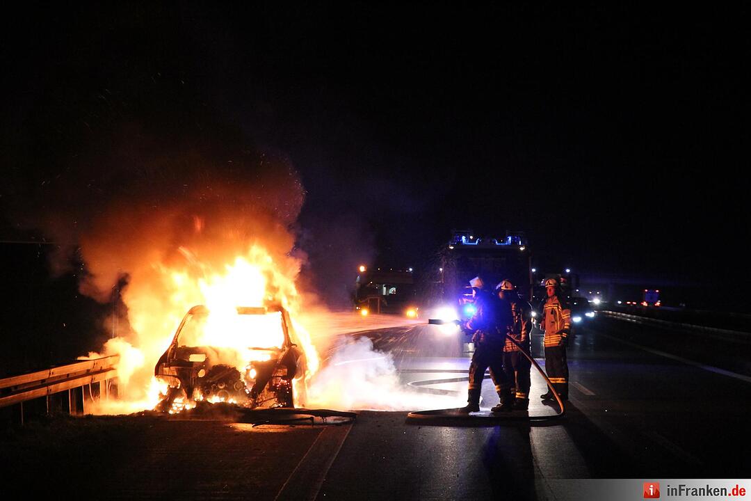 Auto geht auf A73  in Flammen auf