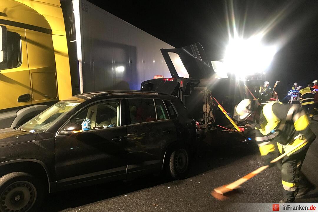 Kleintransporter prallt auf A9 auf Stauende – Ein Toter, ein Schwerverletzter