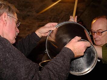 Rühren und Schütten: Teamarbeit war angesagt beim Bierbrauen im Schreinersch-Haus in Machtilshausen. Foto: Gerd Schaar