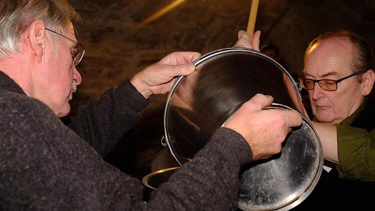 Rühren und Schütten: Teamarbeit war angesagt beim Bierbrauen im Schreinersch-Haus in Machtilshausen. Foto: Gerd Schaar