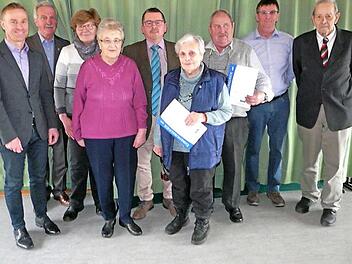 Mitgliederehrungen und die Wahl eines neuen Vorstandes pr&auml;gten die Hauptversammlung beim VdK-Ortsverband Meeder. Bernd H&ouml;fer, Bernd Oehme, Ingeborg Sievers, Gudrun Kob, Thomas Steinlein, Gisela Wolf, Hubertus Klett, R&uuml;diger Wylezol und Helmut Kr&auml;u&szlig;lich. Foto: Karin G&uuml;nther