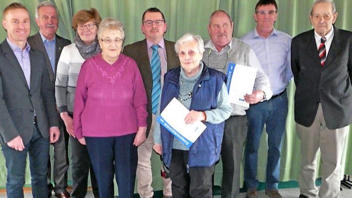 Mitgliederehrungen und die Wahl eines neuen Vorstandes pr&auml;gten die Hauptversammlung beim VdK-Ortsverband Meeder. Bernd H&ouml;fer, Bernd Oehme, Ingeborg Sievers, Gudrun Kob, Thomas Steinlein, Gisela Wolf, Hubertus Klett, R&uuml;diger Wylezol und Helmut Kr&auml;u&szlig;lich. Foto: Karin G&uuml;nther