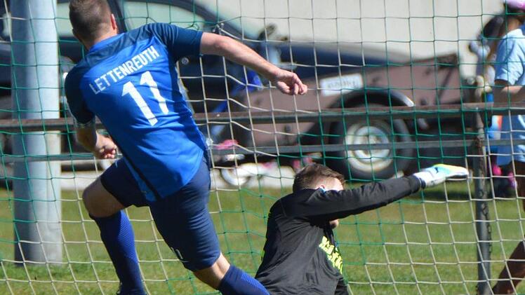 Und immer wieder Fischer! Nachdem er schon die Abwehrspieler des SV Dörfleins ausgespielt hat lässt Daniel Fischer auch dem Torwart Patrick Eberlein keine Chance und erzielt das 0:2. Foto: Gunther Czepera
