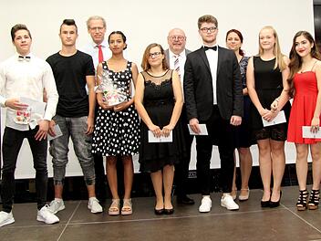 German Hacker (3. v. l.) und Heinz Pröll (6. v. l.) ehrten die Jahrgangsbesten. Foto: Richard Sänger