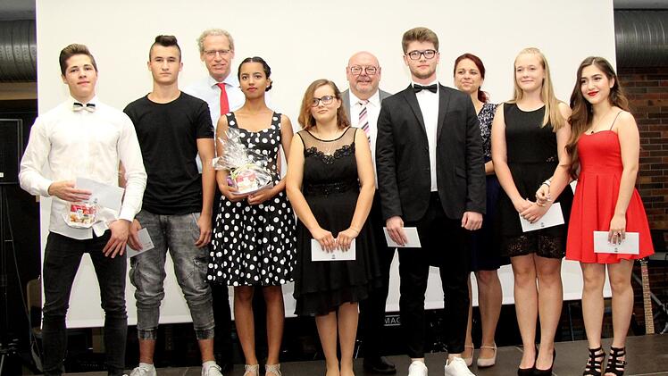 German Hacker (3. v. l.) und Heinz Pröll (6. v. l.) ehrten die Jahrgangsbesten. Foto: Richard Sänger