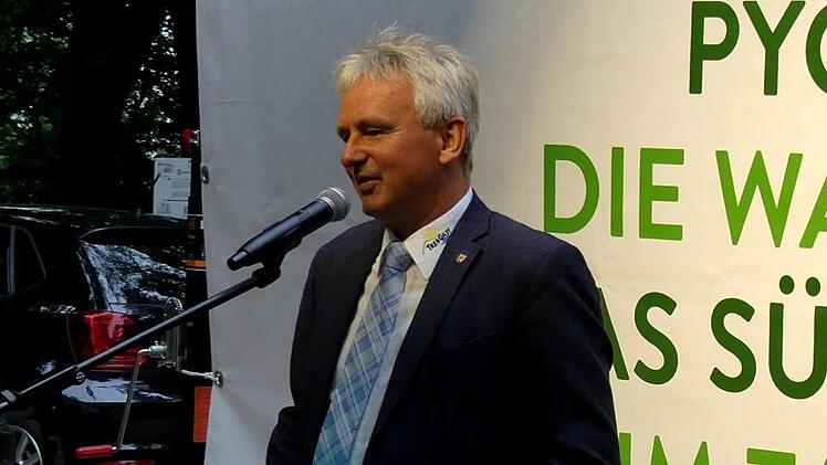 Bürgermeister Werner Diersch gratulierte zum Erfolg. Foto: Dieter Hübner