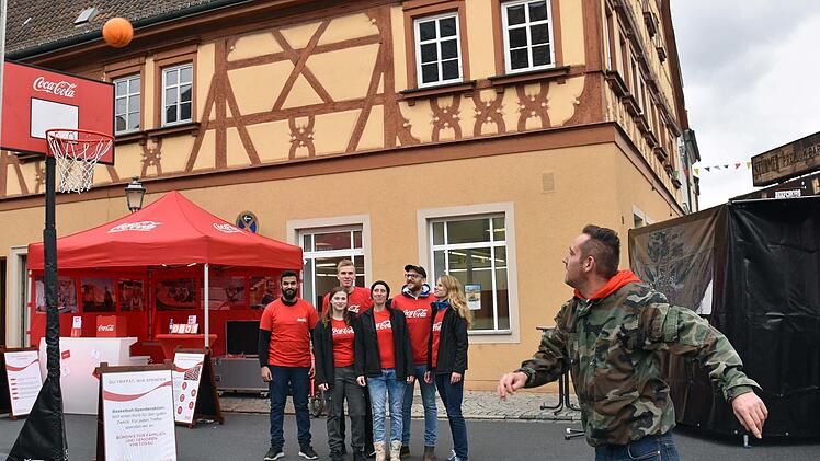 Die Firma Coca-Cola ist beim Haßfurter Straßenfest mit einer Spendenaktion vertreten. Für jeden Wurf, der im Basketballkorb landet, gibt es einen Euro. Die Gelder werden an das Mehrgenerationenhaus in Haßfurt sowie an das Bündnis für Familien und Senioren in Knetzgau gespendet. Im Bild ist Giokchan Kartal aus Haßfurt zu sehen, der den ersten Korb warf.