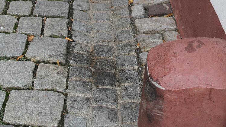 Es ist nicht nur eine Handvoll Jugendlicher, die Probleme macht: In den Gässchen sind überall Überreste von Erbrochenem. Aus Rücksicht auf die Leser wurden die unliebsamen Hinterlassenschaften erst fotografiert, als die städtische Reinigung schon das Schlimmste beseitigt hatte. Foto: Sonny Adam