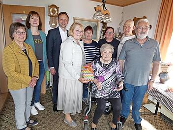 Unser Bild zeigt Aloisia Schicks im Rollstuhl mit ihrer Familie und (von links) Adelheid Wich und Tina Gerth vom Awo-Ortsverein Mainleus, Bürgermeister Robert Bosch und Vorsitzender Hannelore Lindner.