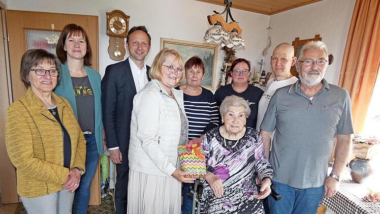 Unser Bild zeigt Aloisia Schicks im Rollstuhl mit ihrer Familie und (von links) Adelheid Wich und Tina Gerth vom Awo-Ortsverein Mainleus, Bürgermeister Robert Bosch und Vorsitzender Hannelore Lindner.