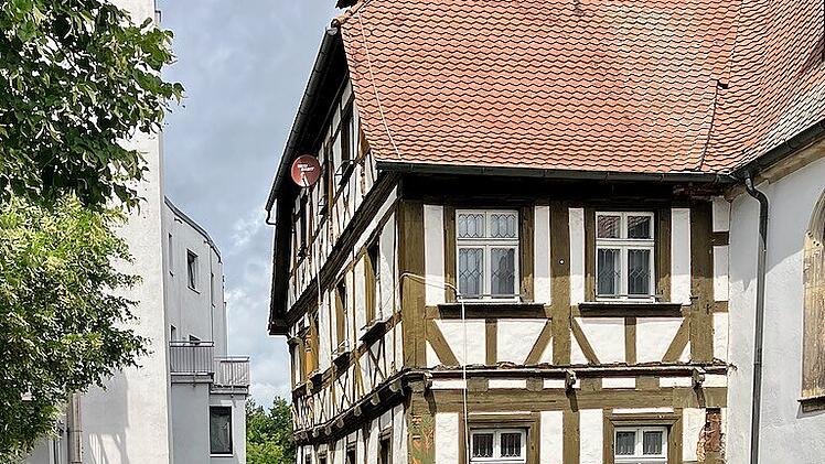 Das Spitalgebäude in Forchheim ragt seit 1611 in die Wiesent.