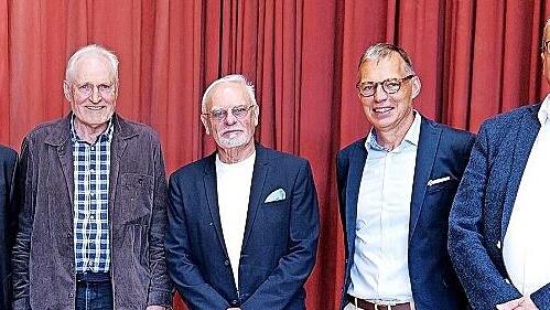 Sport-Ehrenbriefe verlieh Landrat Thomas Bold an (von links) Hilmar Beck, Franz-Josef Schäfer, Rudolf Weigand, Stefan Richter und Peter Nietsch.