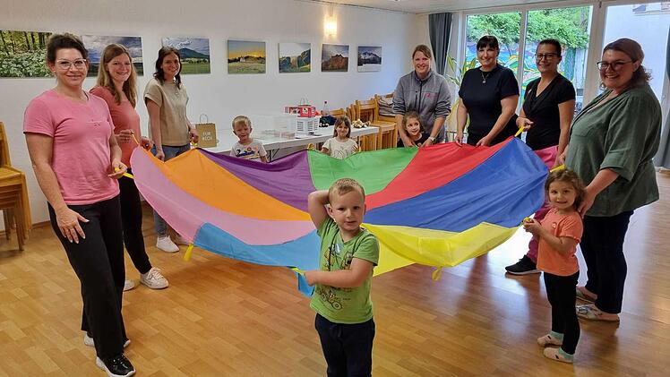 Für ein starkes Miteinander: Diana Könitzer (2. v. r.) und Christine Liebert-Dippold (3. v. r.) mit Kindern und Eltern der Kita Weilersbach.