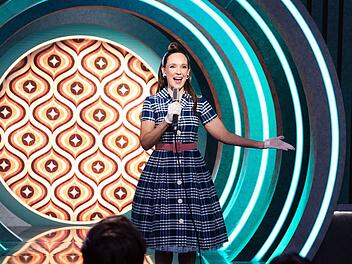 In einem Special ihrer "Carolin Kebekus Show" geht die Comedienne auf Zeitreise durch die Epochen.