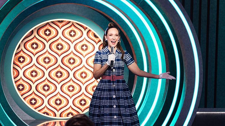 In einem Special ihrer "Carolin Kebekus Show" geht die Comedienne auf Zeitreise durch die Epochen.