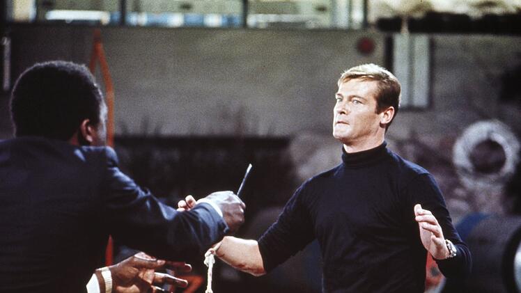 Agent 007 (Roger Moore, rechts) ist ger&uuml;stet f&uuml;r den finalen Kampf gegen Mr. Big (Yaphet Kotto).