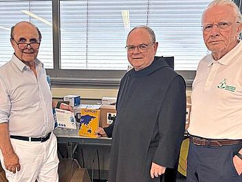 Unser Bild zeigt (von links) Prof. Dr. Heinz Maier, Bruder Ansgar St&uuml;fe und Prof. Dr. Peter Deeg.J. Deeg