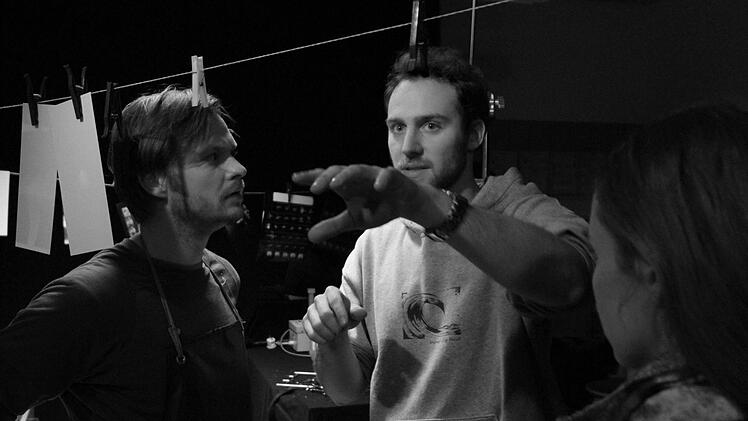 Regisseur Kießling (re.) am Set von "Hinter rotem Samt".