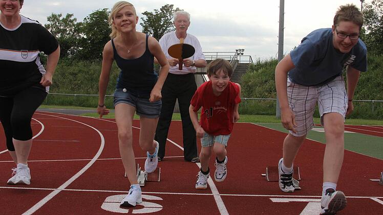 Alexandra, Julia, Thomas und Tobias Podschun starten beim Sportabzeichen durch (hinten Prüfer Rudi Kerkel). Fotos: Gerd Ludwig