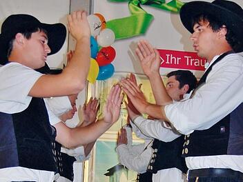 Die Zimmerleute der Firma Albert Haus beim Zimmermannsklatsch. Fotos: Sigismund von Dobschütz