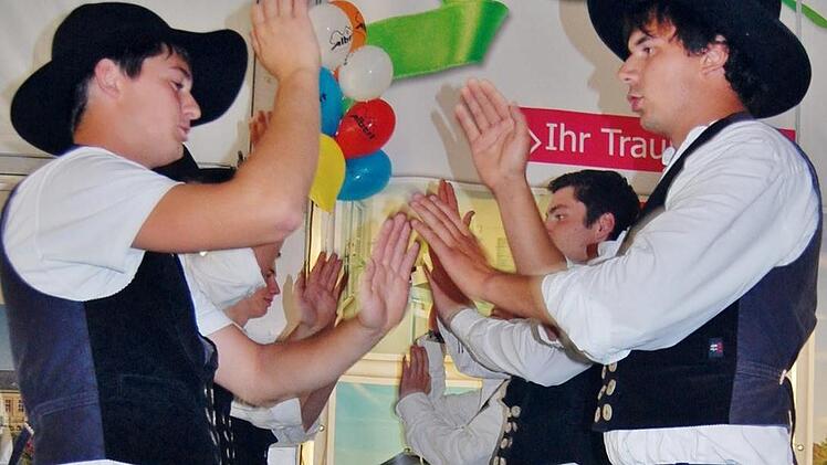 Die Zimmerleute der Firma Albert Haus beim Zimmermannsklatsch. Fotos: Sigismund von Dobschütz