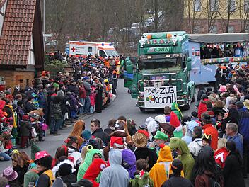 Beim Faschingszug sind die Straßen in Zeitlofs immer brechend voll - wie hier im Februar 2013. Foto: Ulrike Müller/Archiv