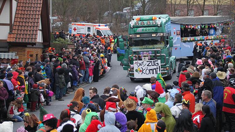Beim Faschingszug sind die Straßen in Zeitlofs immer brechend voll - wie hier im Februar 2013. Foto: Ulrike Müller/Archiv