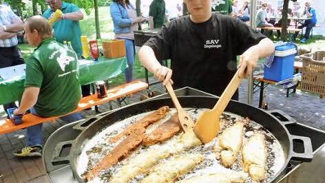 Helfer Marc Schöpplein weiß, wie es geht: Immer über den Rücken umdrehen, die Forellen! Foto: Brigitte Krause