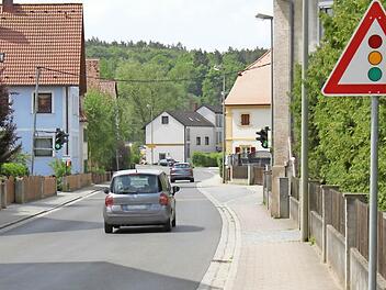 Noch steht die provisorische Ampel in Waizendorf - und zeigt fast ununterbrochen Grün für den Autoverkehr. Fotos: Hans Kurz