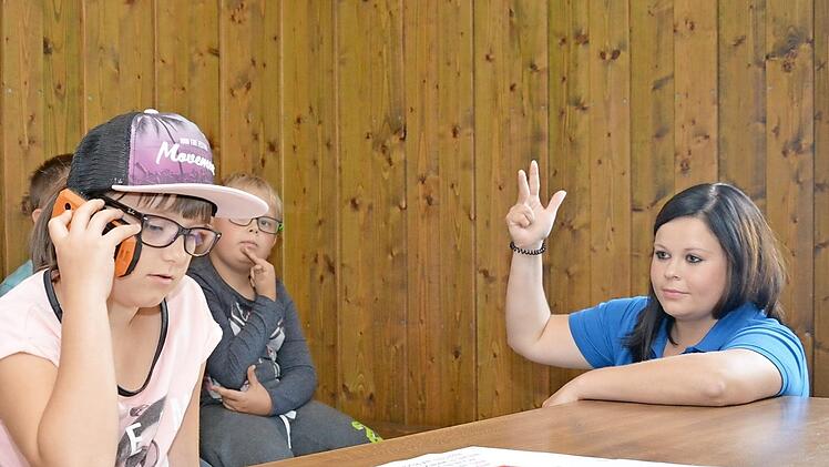 Christin Drewianka übt mit den Kindern, wie man richtig einen Notruf absetzt.  Fotos: Björn Hein