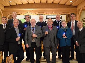 Die Pfarrgemeinden im Altlandkreis Bad Brückenau feierten die Entsendung der ersten Wortgottesdienstbeauftragten vor 25 Jahren (von links):  Domkapitular Helmut Gabel, Ludwig Wehner (Dreistelz/Modlos), Oliver Kirchner (Oberbach), Siegfried Klug (Modlos), Bruno Weigand (Riedenberg), Richard Baus (Mitgenfeld), Alois Heil (Breitenbach), Stefan Helfrich (Weißenbach), Mechtild Breitenbach (Oberbach),  Bernhard Hopf (Referent für das Liturgiereferat im Bistum Würzburg) und Pfarrer  Armin Haas (PG O...