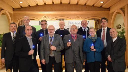 Die Pfarrgemeinden im Altlandkreis Bad Brückenau feierten die Entsendung der ersten Wortgottesdienstbeauftragten vor 25 Jahren (von links):  Domkapitular Helmut Gabel, Ludwig Wehner (Dreistelz/Modlos), Oliver Kirchner (Oberbach), Siegfried Klug (Modlos), Bruno Weigand (Riedenberg), Richard Baus (Mitgenfeld), Alois Heil (Breitenbach), Stefan Helfrich (Weißenbach), Mechtild Breitenbach (Oberbach),  Bernhard Hopf (Referent für das Liturgiereferat im Bistum Würzburg) und Pfarrer  Armin Haas (PG O...