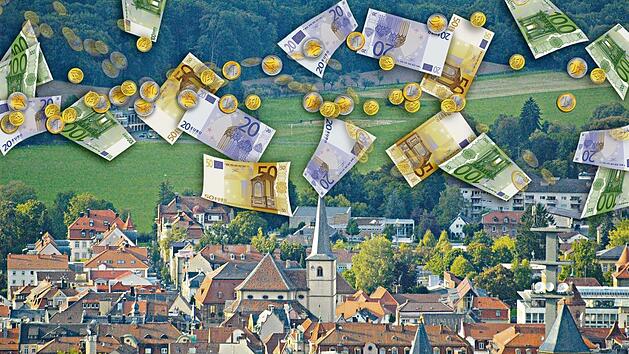Mehr Einnahmen als kalkuliert hatte die Stadt Bad Kissingen im ersten Halbjahr. Foto: Siegfried Farkas/Montage Bianca Jörges