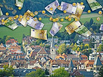 Mehr Einnahmen als kalkuliert hatte die Stadt Bad Kissingen im ersten Halbjahr. Foto: Siegfried Farkas/Montage Bianca Jörges