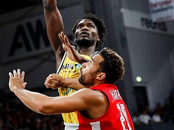 Der Berliner Center Landry Nnoko, der sich hier gegen Elias Harris durchsetzt, war mit 18 Punkten und 13 Rebounds, davon sieben in der Offensive, der dominierende Spieler unter den Körben. Foto: Daniel Löb