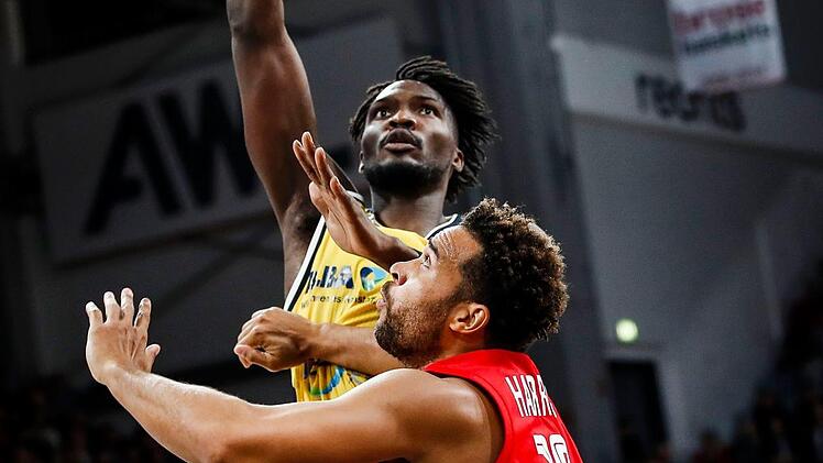 Der Berliner Center Landry Nnoko, der sich hier gegen Elias Harris durchsetzt, war mit 18 Punkten und 13 Rebounds, davon sieben in der Offensive, der dominierende Spieler unter den Körben. Foto: Daniel Löb
