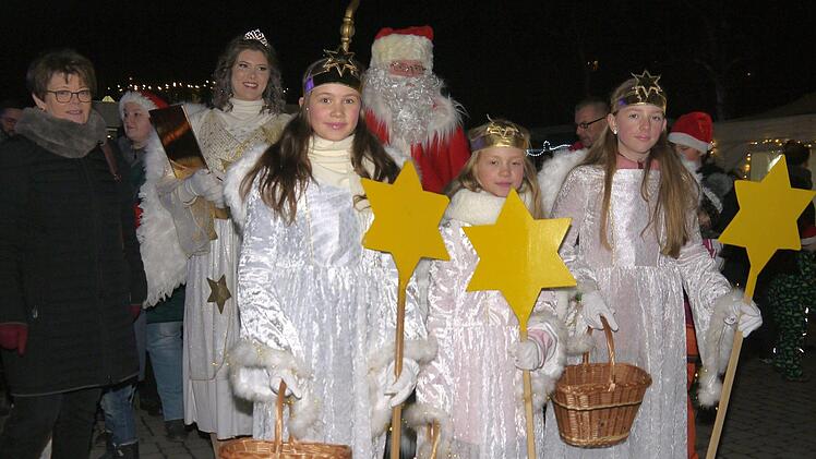 Mit Musik und dem Einzug von Christkind, Nikolaus und den Engeln ist der Neustadter Weihnachtsmarkt er&ouml;ffnet worden. - Foto: Berthold K&ouml;hler