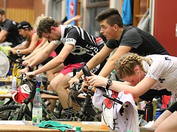 Von der Anstrengung gezeichnete Gesichter und gekrümmte Rücken: Bei Rollenradrennen in Oberleichtersbach quälten sich 14 Teams, um kräftig Kilometer zu machen. Foto: Sebastian Schmitt