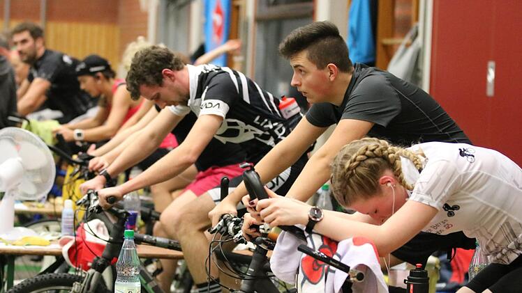 Von der Anstrengung gezeichnete Gesichter und gekrümmte Rücken: Bei Rollenradrennen in Oberleichtersbach quälten sich 14 Teams, um kräftig Kilometer zu machen. Foto: Sebastian Schmitt